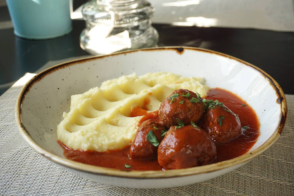 Chiftele de Porc Marinate cu Sos de Rosii si Cartofi Piure